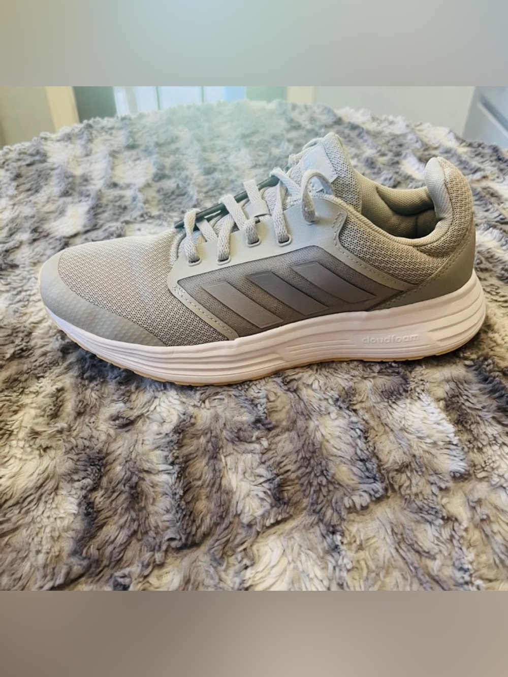 adidas Women’s Galaxy 5 Grey Size 9 
Beige tone Grey color